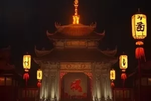 《雾港归航》封面，雨夜港口吊机与亮着灯的调度塔