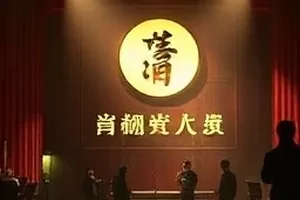 《水手与灯塔》封面，礁石上的灯塔与远处返航的帆影